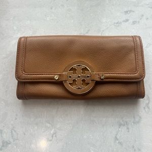 Tori Burch trifold leather wallet EUC Tan light brown. Tiramisu Tory Burch color